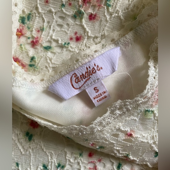 CANDIE’S Floral Top - Picture 2 of 2